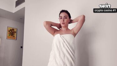 Делает мачехе массаж и снимает зажим хуем в киске