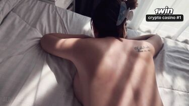 Делает мачехе массаж и снимает зажим хуем в киске