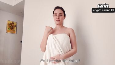 Делает мачехе массаж и снимает зажим хуем в киске