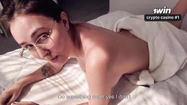 Делает мачехе массаж и снимает зажим хуем в киске