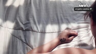 Делает мачехе массаж и снимает зажим хуем в киске