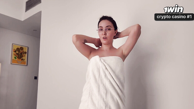 Милфы: Делает мачехе массаж и снимает зажим хуем в киске