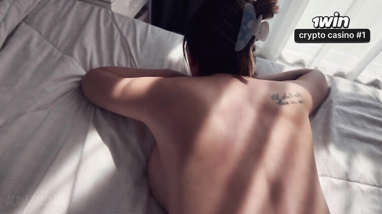 Делает мачехе массаж и снимает зажим хуем в киске