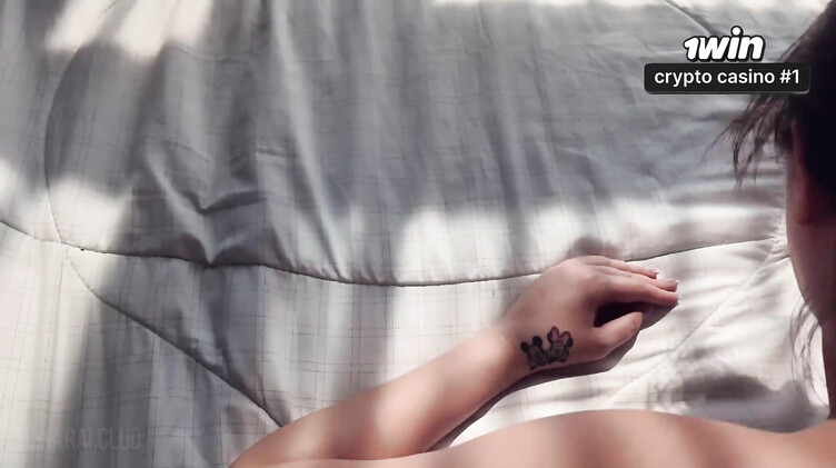 Делает мачехе массаж и снимает зажим хуем в киске