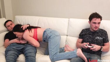 Жена отсосала другу мужа с проглотом, пока он играл на приставке