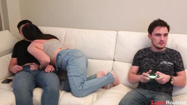 Жена отсосала другу мужа с проглотом, пока он играл на приставке