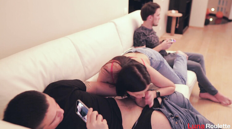 Жена отсосала другу мужа с проглотом, пока он играл на приставке