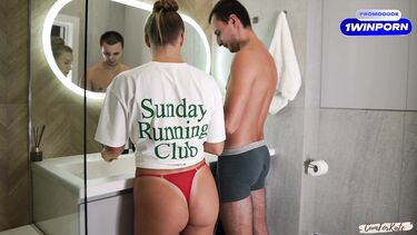 Катя смакует густую сперму после утреннего секса в ванной