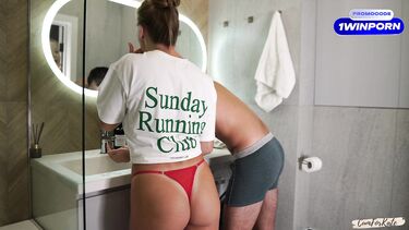 Катя смакует густую сперму после утреннего секса в ванной