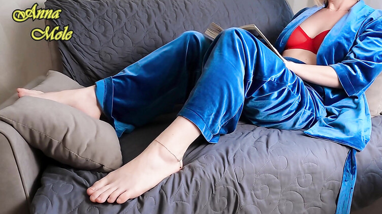 Anna Mole: Анна Моул кончает от мастурбации и ласк сосков