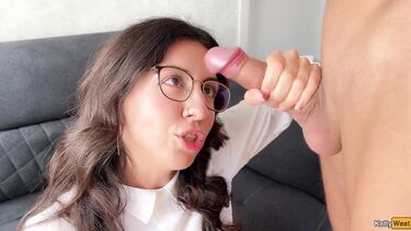 Логопед трахает молодую студентку в попку и кончает на лицо