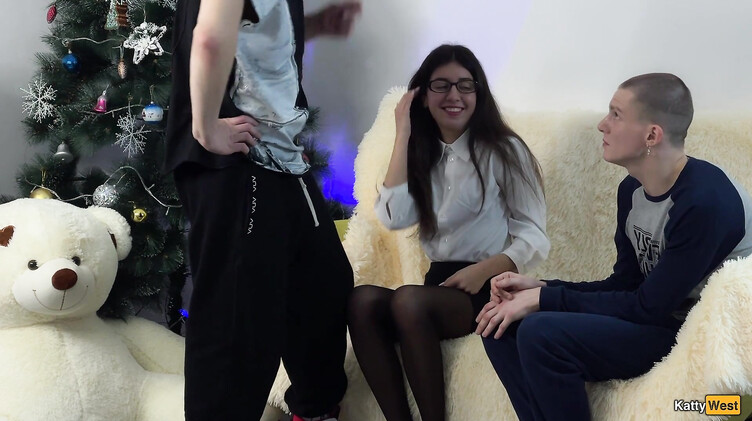 Перед зеркалом: Куколд лижет яйца любовника, пока тот ебет сексвайф