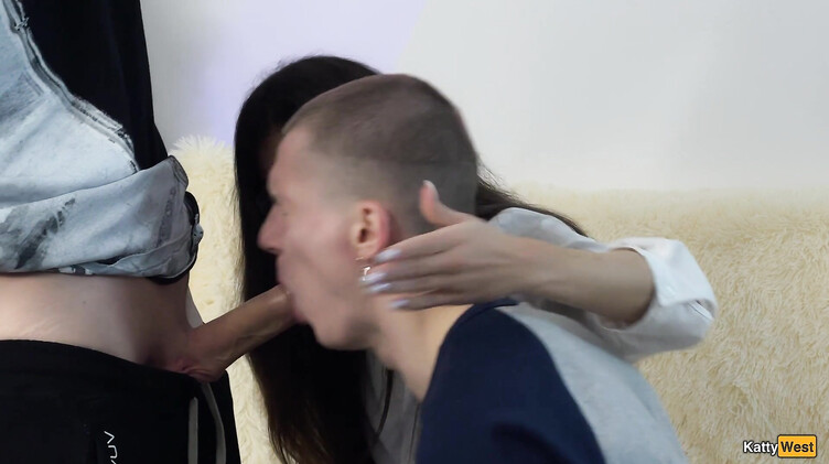 Куколд лижет яйца любовника, пока тот ебет сексвайф