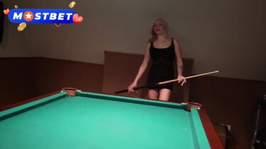 Ебет милфу в анал на бильярдном столе