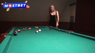 Ебет милфу в анал на бильярдном столе
