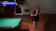 русская блондинка играет в бильярд на желания