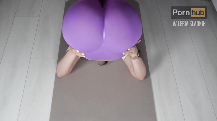 Утренняя йога с хуем и спермой в киске