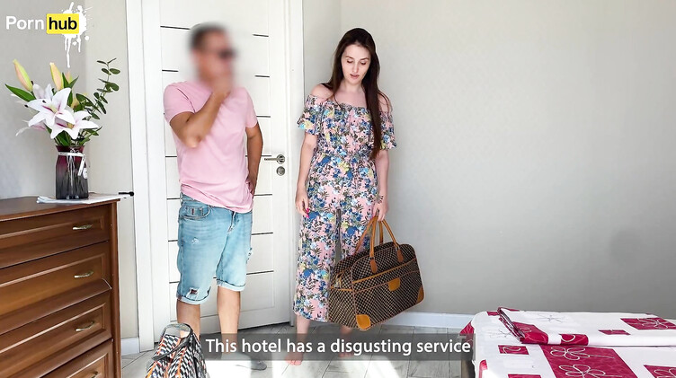 Русская мачеха пристает в отеле к спящему пасынку