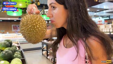 Прогулка со спермой на лице в супермаркете после минета в туалете