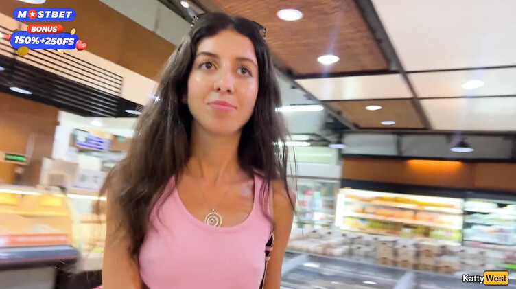 Прогулка со спермой на лице в супермаркете после минета в туалете