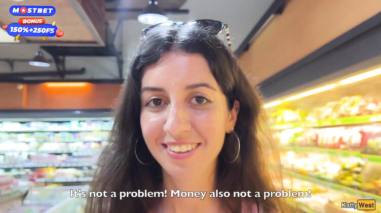 Прогулка со спермой на лице в супермаркете после минета в туалете