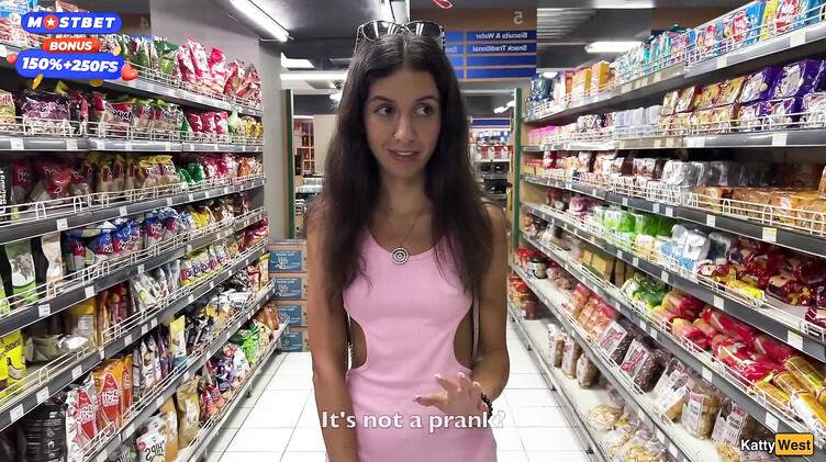 Прогулка со спермой на лице в супермаркете после минета в туалете