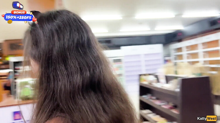 Прогулка со спермой на лице в супермаркете после минета в туалете