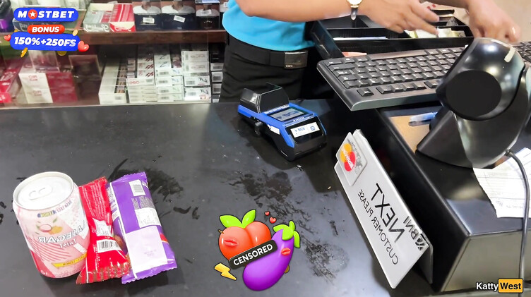 Прогулка со спермой на лице в супермаркете после минета в туалете