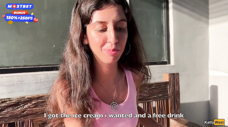 Прогулка со спермой на лице в супермаркете после минета в туалете