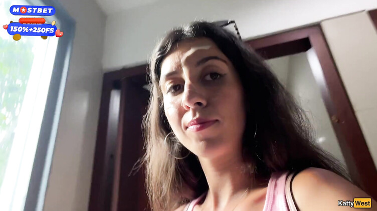 В туалете: Прогулка со спермой на лице в супермаркете после минета в туалете