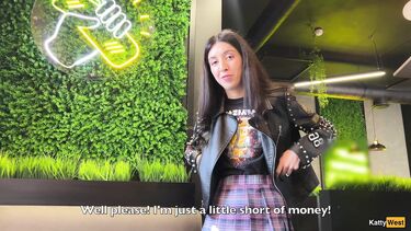 Русская шалава ебется в жопу с незнакомцем за вкусную шавуху