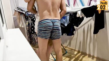 Дал на клык и трахнул раком на балконе мачеху домохозяйку