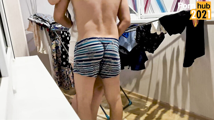 Дал на клык и трахнул раком на балконе мачеху домохозяйку