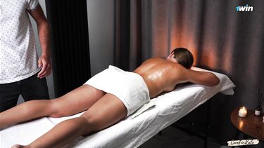 Неверная жена после эротического массажа изменяет мужу с массажистом
