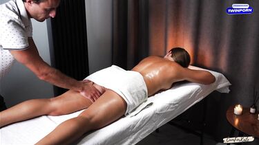 В масле: Неверная жена после эротического массажа изменяет мужу с массажистом