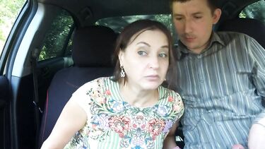 Зрелая русская барышня из Тиндера отсосала в машине незнакомому парню