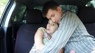 Зрелая русская барышня из Тиндера отсосала в машине незнакомому парню