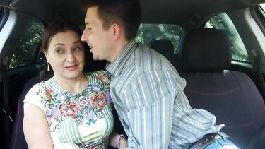 Зрелая русская барышня из Тиндера отсосала в машине незнакомому парню