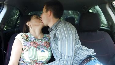 Зрелая русская барышня из Тиндера отсосала в машине незнакомому парню