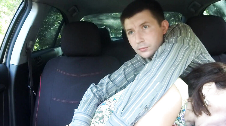 Зрелая русская барышня из Тиндера отсосала в машине незнакомому парню