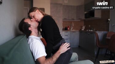 Красивая русская пара наслаждается сексом и кончает одновременно