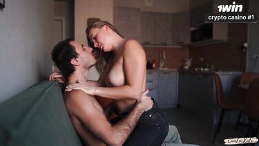 Красивая русская пара наслаждается сексом и кончает одновременно