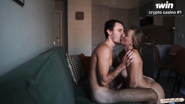 Красивая русская пара наслаждается сексом и кончает одновременно