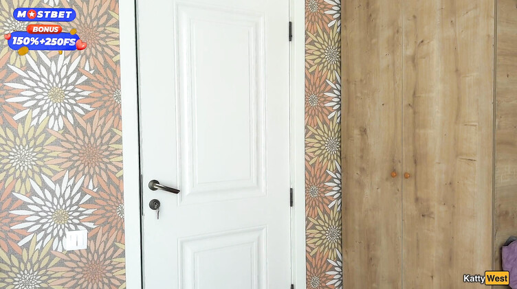 Катя Вест ебется с двумя любовниками при куколде