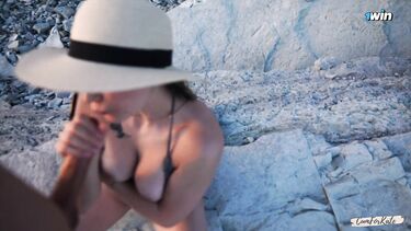 Парень с большим членом трахает на пляже красотку в купальнике