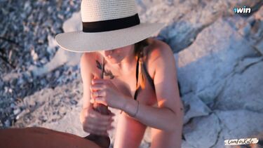 Парень с большим членом трахает на пляже красотку в купальнике