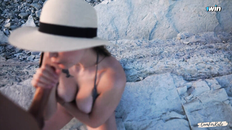 Парень с большим членом трахает на пляже красотку в купальнике