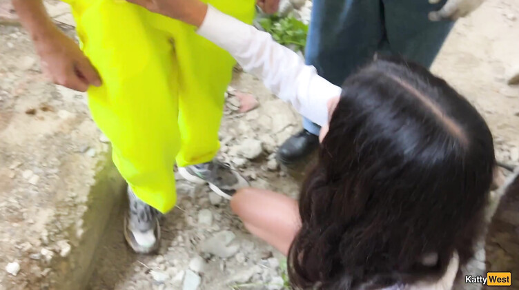 Строители втроем выебали заказчицу на стройке