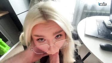 Русская сочная репетиторша трахается с 11-классником у нее дома