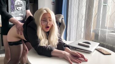 Русская сочная репетиторша трахается с 11-классником у нее дома